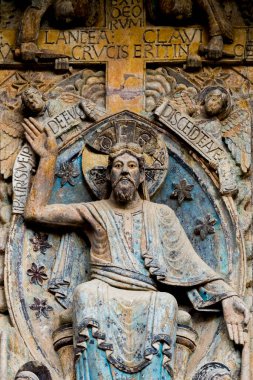 Conques, Fransa - 05-02-2025: Son Mahşer 'den Tympanum (12. yüzyıl). Yüce İsa.