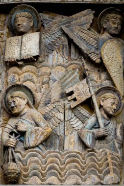 Conques, Fransa - 05-02-2025: Son Mahşer 'den Tympanum (12. yüzyıl). Cennetteki melekler.