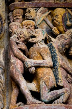Conques, Fransa - 05-02-2025: Son Mahşer 'den Tympanum (12. yüzyıl). Cehennemin işkenceleri