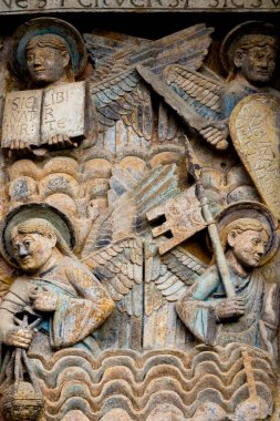 Conques, Fransa - 05-02-2025: Son Mahşer 'den Tympanum (12. yüzyıl). Cennetteki melekler.