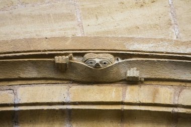 Conques, Fransa - 05-02-2025: Son Mahşer 'den Tympanum (12. yüzyıl). Biraz meraklı.