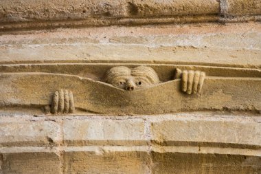 Conques, Fransa - 05-02-2025: Son Mahşer 'den Tympanum (12. yüzyıl). Biraz meraklı.