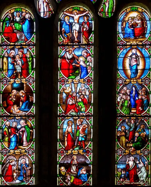 Lectoure, Fransa - 05-01-2025: Tespihin 15 Gizemi 'nin lekeli camları (19. yüzyıl), İsa ve Bakire Meryem' in hayatı üzerine meditasyonlar.
