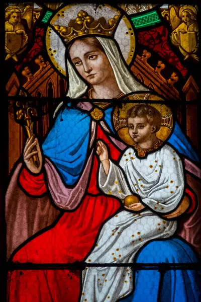 Lectoure, Fransa - 05-01-2025: Kutsal Bakire Meryem 'in lekeli camları (19. yüzyıl) bebek İsa' yı kollarında tutuyor.