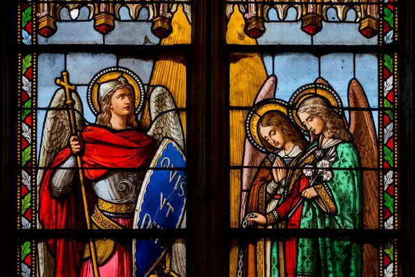 Eauze, Fransa - 05-01-2025: Üç baş melek, Aziz Michael, Aziz Gabriel ve Aziz Raphael 'in lekeli camları (19. yüzyıl).