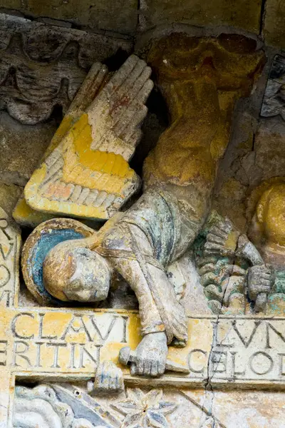 Conques, Fransa - 05-02-2025: Son Mahşer 'den Tympanum (12. yüzyıl). Cennetteki melek.