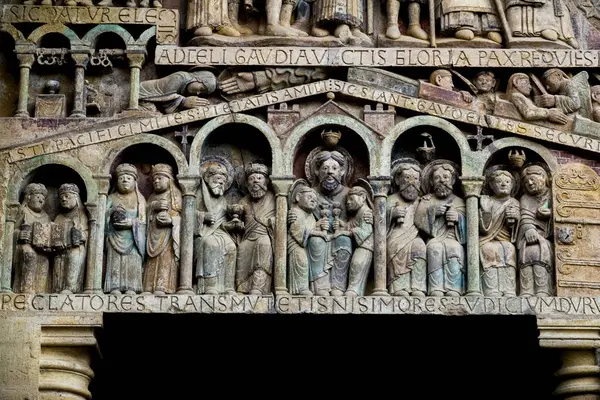 Conques, Fransa - 05-02-2025: Son Mahşer 'den Tympanum (12. yüzyıl). Cennet ve seçilmiş kişiler.