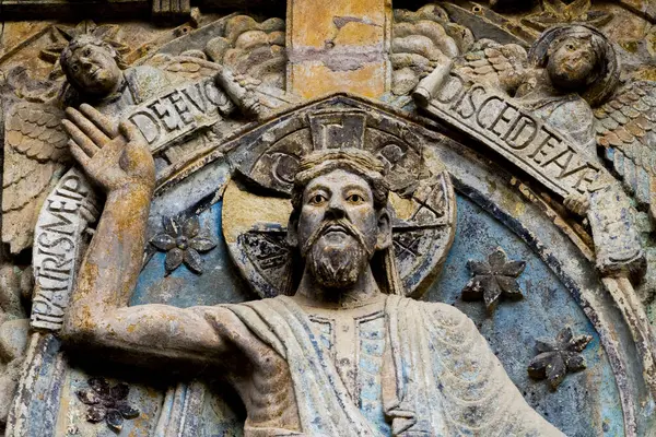 Conques, Fransa - 05-02-2025: Son Mahşer 'den Tympanum (12. yüzyıl). Yüce İsa.