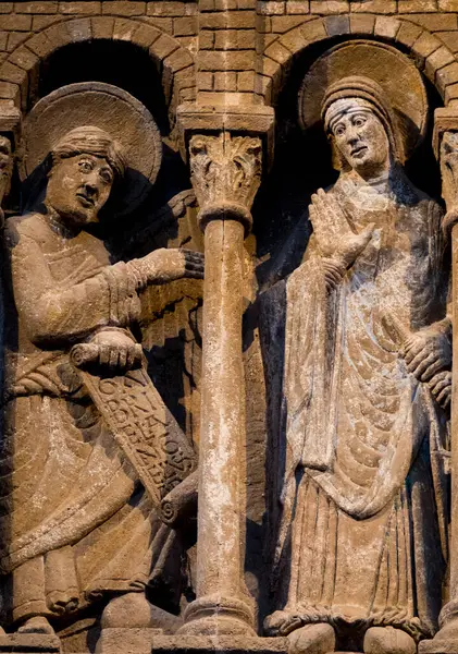 Conques, France - 05-02-2025: Taş heykel (12. yüzyıl) Kutsal Bakire Meryem 'e Başmelek Cebrail tarafından.