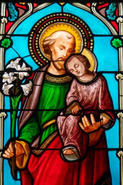 Habas, Fransa - 04-21-2025: Bebek İsa 'yı kollarında tutan Aziz Yusuf' un lekeli camları (19. yüzyıl).