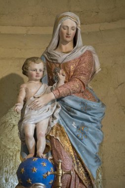 Sauveterre de Bearn, Fransa - 04-21-2025: Kutsal Bakire Meryem Anıtı (19. yüzyıl).