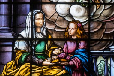 Cangas de Onis, İspanya - 04-27-2025: Annesi St. Anne ile birlikte Bakire Meryem 'in lekeli camları (19. yüzyıl).