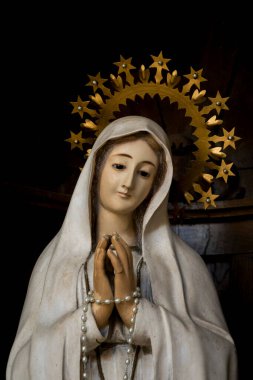 Colunga, İspanya - 04-28-2025: Meryem Ana 'nın 19. yüzyıl heykeli.