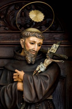 Colunga, İspanya - 04-28-2025: Assisi 'li Aziz Francis Heykeli (19. yüzyıl). Katolik Kilisesi 'nin Aziz ve Mistik' i, Fransisken Düzeni 'nin kurucusu..