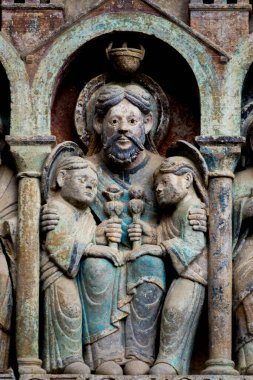 Conques, Fransa - 05-02-2025: Son Mahşer 'den Tympanum (12. yüzyıl). İbrahim kollarında iki çocuk tutuyordu.