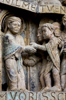 Conques, Fransa - 05-02-2025: Son Mahşer 'den Tympanum (12. yüzyıl). Cennet ve seçilmiş kişiler.