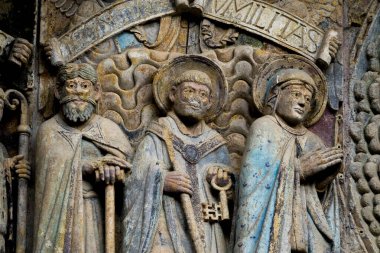 Conques, Fransa - 05-02-2025: Son Mahşer 'den Tympanum (12. yüzyıl). Kilisenin anahtarlarıyla Havari Aziz Peter. 