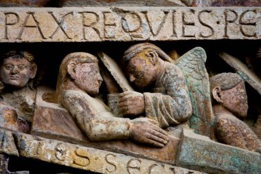 Conques, Fransa - 05-02-2025: Son Mahşer 'den Tympanum (12. yüzyıl). Cennet ve seçilmiş kişiler.