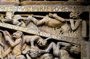 Conques, Fransa - 05-02-2025: Son Mahşer 'den Tympanum (12. yüzyıl). Cehennemin işkenceleri