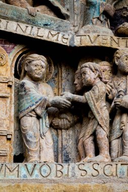 Conques, Fransa - 05-02-2025: Son Mahşer 'den Tympanum (12. yüzyıl). Cennet ve seçilmiş kişiler.