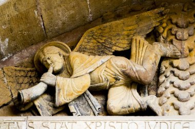 Conques, Fransa - 05-02-2025: Son Mahşer 'den Tympanum (12. yüzyıl). Cennet ve seçilmiş kişiler.