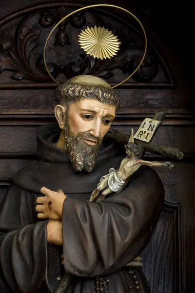 Colunga, İspanya - 04-28-2025: Assisi 'li Aziz Francis Heykeli (19. yüzyıl). Katolik Kilisesi 'nin Aziz ve Mistik' i, Fransisken Düzeni 'nin kurucusu..