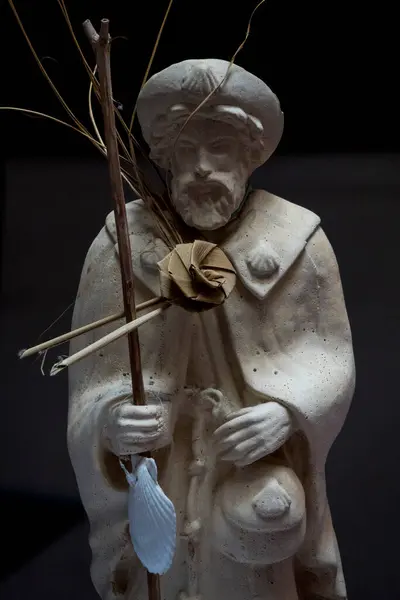 Saint Jean Pied de Port, Fransa - 04-30-2025: Compostela Aziz James 'in taş heykeli. Katolik Kilisesi 'nin azizi ve havarisi..