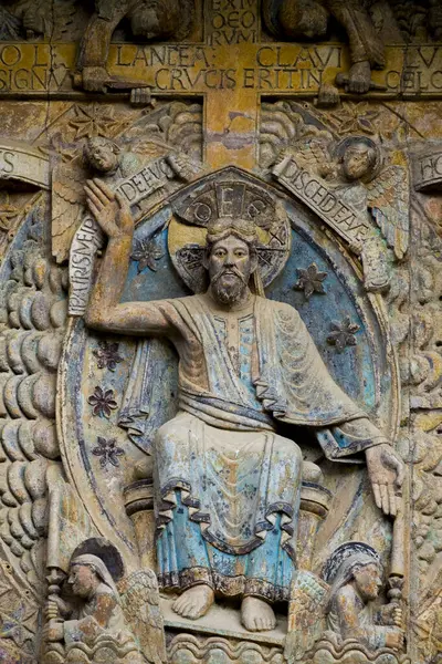 Conques, Fransa - 05-02-2025: Son Mahşer 'den Tympanum (12. yüzyıl). Yüce İsa.