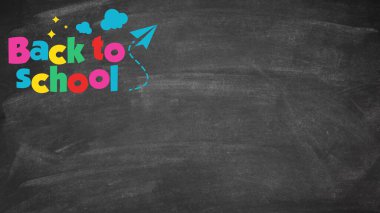 Bilgisayarı ve hesap makinesi olan bir iş kadını.