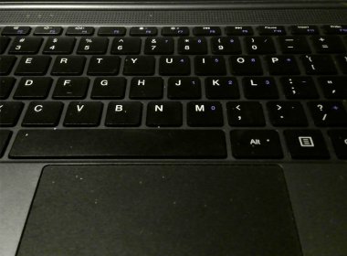 klavyesi ve tuşları olan dizüstü bilgisayar