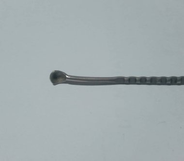 Beyaz arkaplanda metal vida, kapat