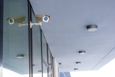 Yatay biçimli beyaz çatı katlı ofis binasını koruyan kamera sistemi