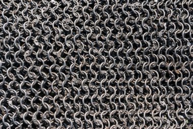 Metal halkalardan, zincirli postalardan