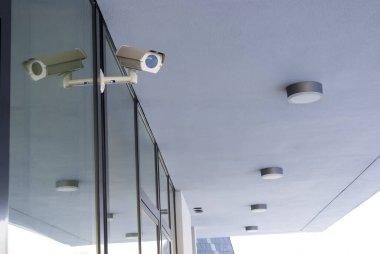 Yatay biçimli beyaz çatı katlı ofis binasını koruyan kamera sistemi