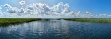 Mavi gökyüzü ve bulutlarla Doğu Avrupa 'da göl