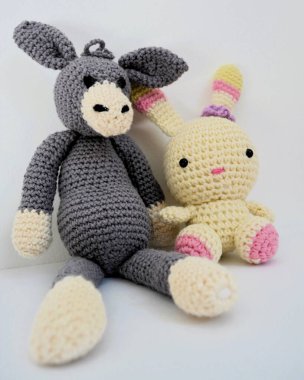 Bir eşek ve bir tavşan. Arkadaşız. Amigurumi (Japonca:, lit. 
