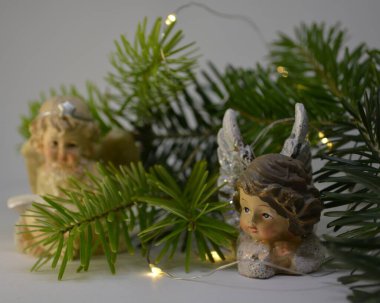 Angel 'la Noel süslemesi. Işıklar ve Noel ağacı.