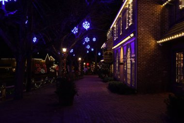 Şehrin gecesinde noel ışıkları