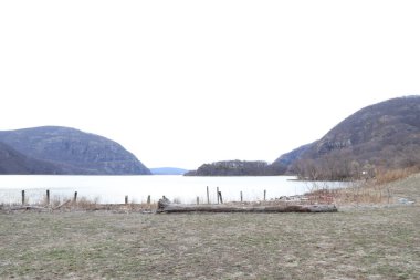 Dağlardaki güzel göl manzarası