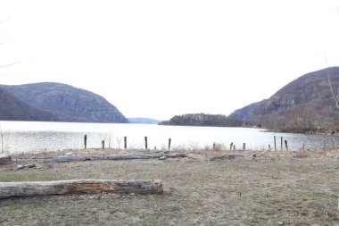 Dağlı güzel bir göl görüntüsü.