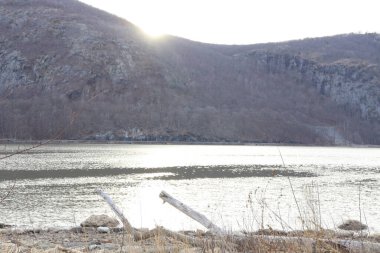 Dağlardaki göl manzarası