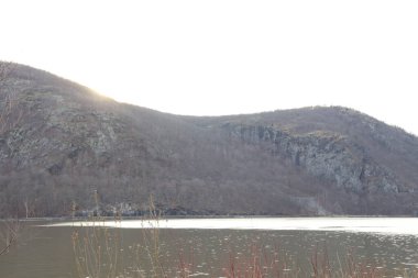 Dağlarda gölü olan güzel bir manzara.