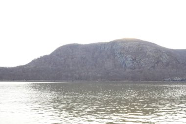 Dağlardaki gölün güzel manzarası