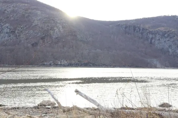 Dağlardaki göl manzarası