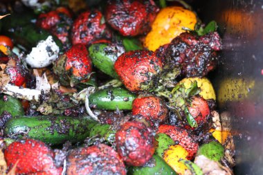 Çeşitli yiyecek atıklarıyla dolu bir komposter..