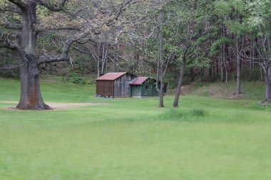Çayırdaki bir çiftliğin dikey görüntüsü.