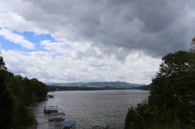 Bulutlu bir günde dağlarda bir göl