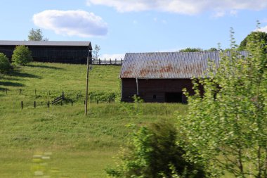 Kırsal bir çiftlikte eski bir köy ahırı..