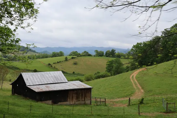 Blue Ridge Dağları 'nın yuvarlanan tepelerinde Idyllic ahır ve çiftlik oturuyordu..