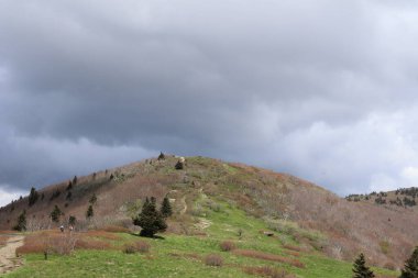 Dağları ve bulutları olan güzel bir manzara